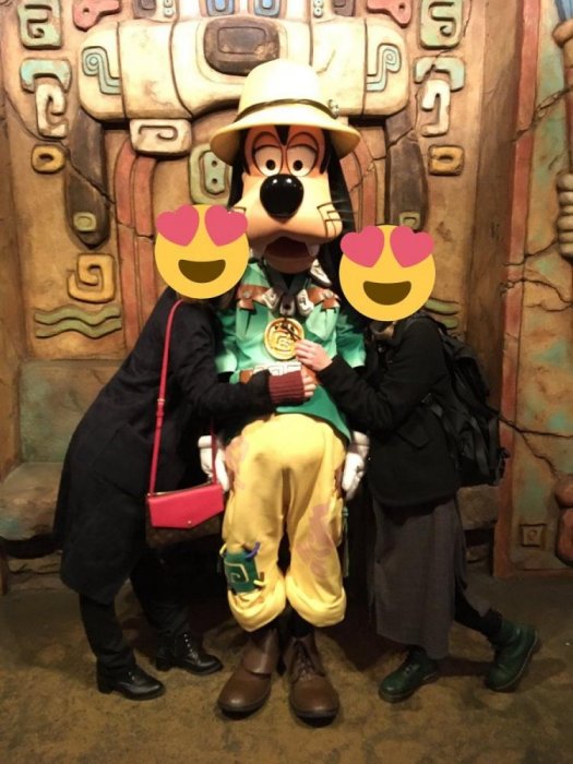迪士尼樂園裡的高飛狗超陰險?網友帶小孩去合照事後才發現驚人畫面...網:這不是第一次