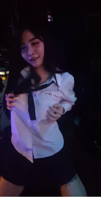 制服妹神解放!台上狂搖小蠻腰…「撩裙直上腿根」眼神全是色氣! 網IN了:毫無抵抗力