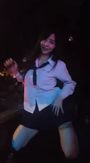 制服妹神解放!台上狂搖小蠻腰…「撩裙直上腿根」眼神全是色氣! 網IN了:毫無抵抗力