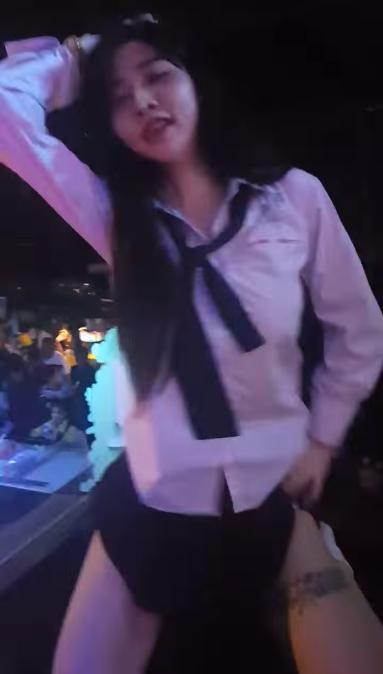 制服妹神解放!台上狂搖小蠻腰…「撩裙直上腿根」眼神全是色氣! 網IN了:毫無抵抗力