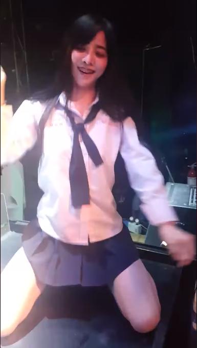 制服妹神解放!台上狂搖小蠻腰…「撩裙直上腿根」眼神全是色氣! 網IN了:毫無抵抗力