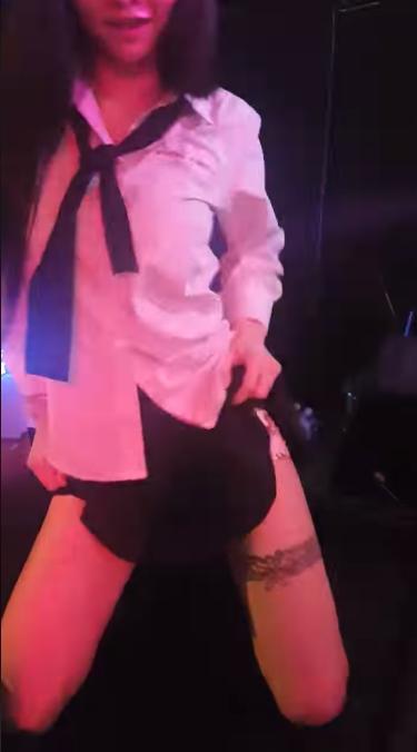 制服妹神解放!台上狂搖小蠻腰…「撩裙直上腿根」眼神全是色氣! 網IN了:毫無抵抗力
