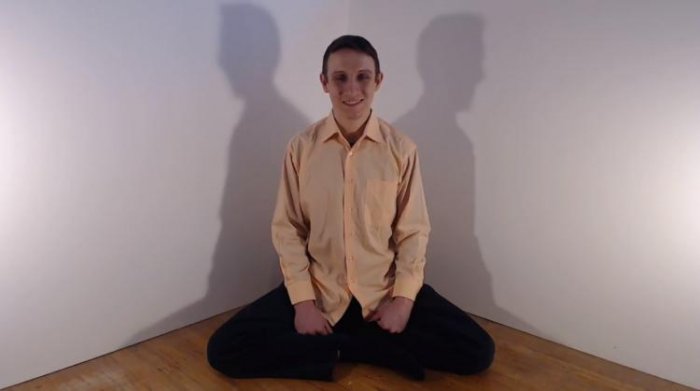 奇怪阿兜仔「連續笑著打坐四小時」超過百萬人整整看他五年...這笑容在紅什麼?(影)