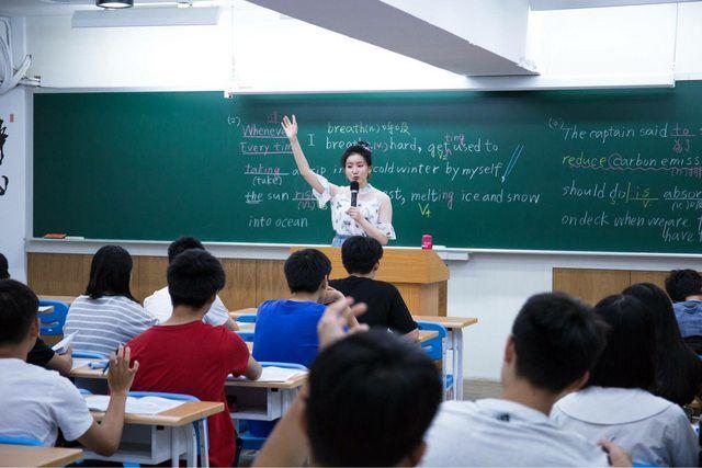 補習班英文老師「天菜顏值+精美板書超開掛」ptt表特版全炸鍋：這傳送門必須開起來