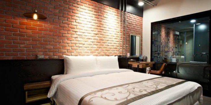 她坐飯店櫃台接來電…曝光「訂房女友神套路」計謀超高端！網壞笑：影后→計畫通