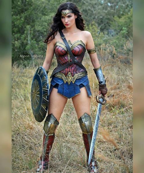 易容術4ni？超神還原coser總結年度最佳裝扮 最後竟讓網友選擇跪著看：到底怎麼辦到的