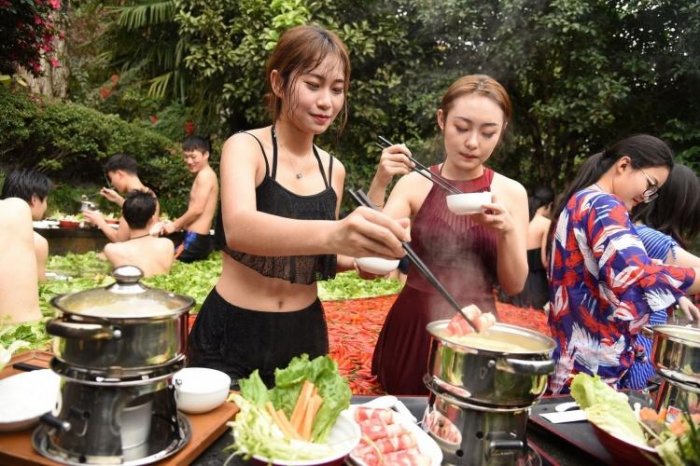 原來酒池肉林都是真的!正妹泡入超奢侈火鍋大口吃肉!網反罵爆:噁心死了