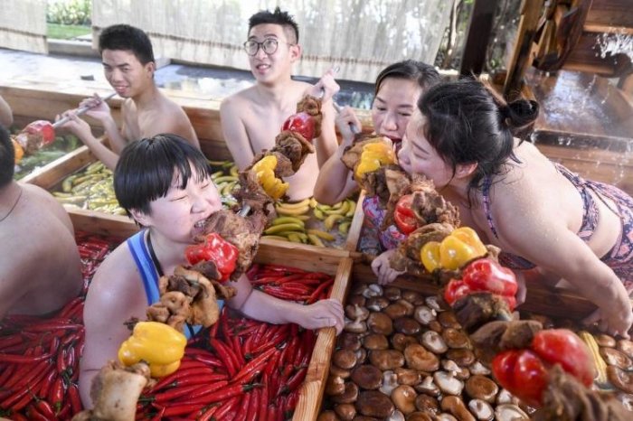 原來酒池肉林都是真的!正妹泡入超奢侈火鍋大口吃肉!網反罵爆:噁心死了