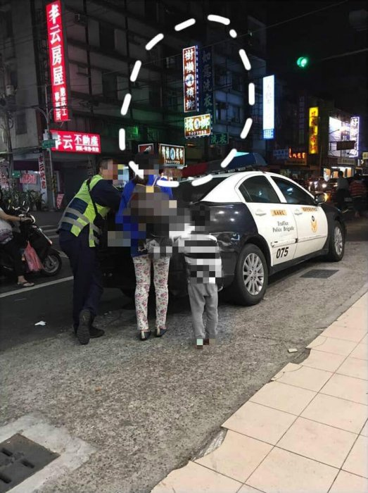 太荒謬！狂母開車要兒瞥「樹懶叫」...下一秒出事！員警一問傻眼：媽媽一直叫我看...