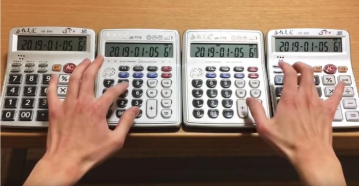 五台計算機按出神曲！ 超狂網友神技巧彈奏莫札特雙手狂飛…網驚：請收下我的膝蓋！