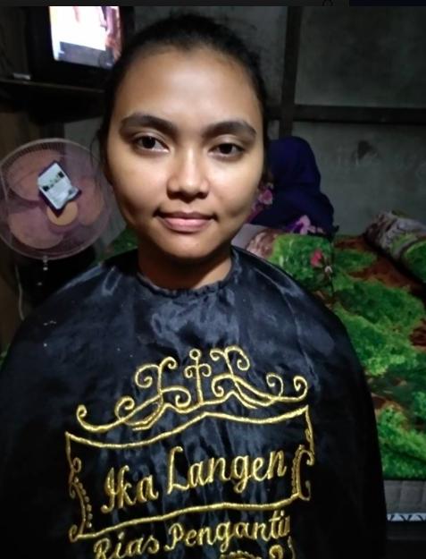 這名黑肉底新娘堅持扮芭比娃娃… 完妝後「超扯成果」大家都認不出：新郎傻眼！