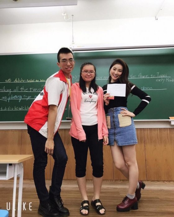 補習班英文老師「天菜顏值+精美板書超開掛」ptt表特版全炸鍋：這傳送門必須開起來