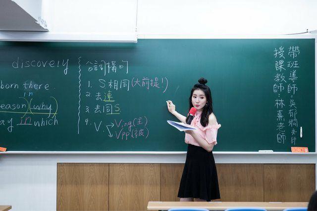 補習班英文老師「天菜顏值+精美板書超開掛」ptt表特版全炸鍋：這傳送門必須開起來