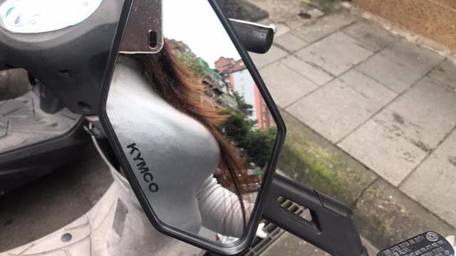 後照鏡太髒該洗！「廢版小蔡依林」po機車照...驚見「鏡中有座山」網暴動：太兇惹