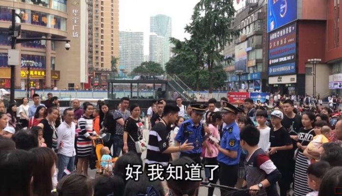 不要命社會實驗？中國街頭舉牌「來自台灣」求擁抱！人牆包圍驚動警方…下場讓人超震驚