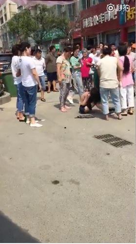 搶人老公下場太慘！「貌美小三1打5」衣不蔽體… 脫到光光！圍起路人牆：不忍直視(影)