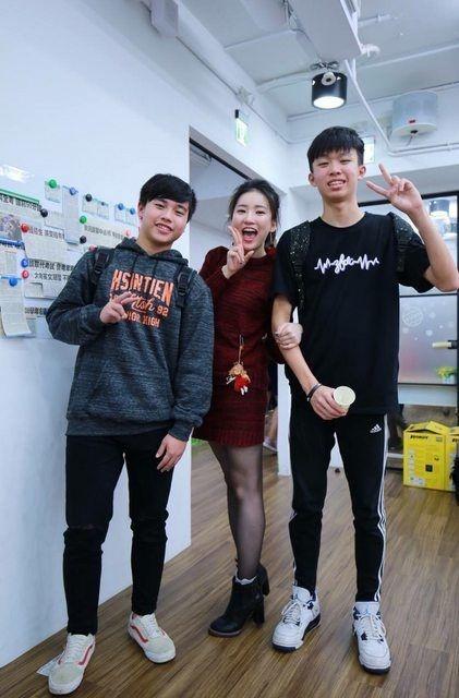 補習班英文老師「天菜顏值+精美板書超開掛」ptt表特版全炸鍋：這傳送門必須開起來