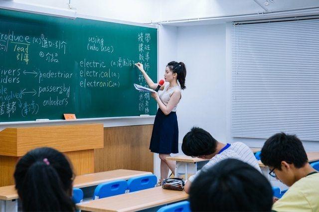 補習班英文老師「天菜顏值+精美板書超開掛」ptt表特版全炸鍋：這傳送門必須開起來
