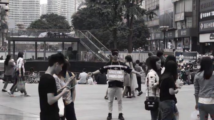 不要命社會實驗？中國街頭舉牌「來自台灣」求擁抱！人牆包圍驚動警方…下場讓人超震驚