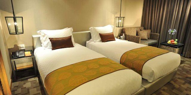 她坐飯店櫃台接來電…曝光「訂房女友神套路」計謀超高端！網壞笑：影后→計畫通