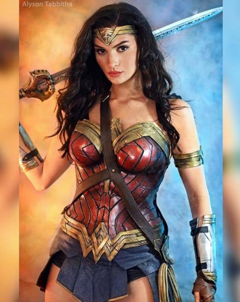 易容術4ni？超神還原coser總結年度最佳裝扮 最後竟讓網友選擇跪著看：到底怎麼辦到的