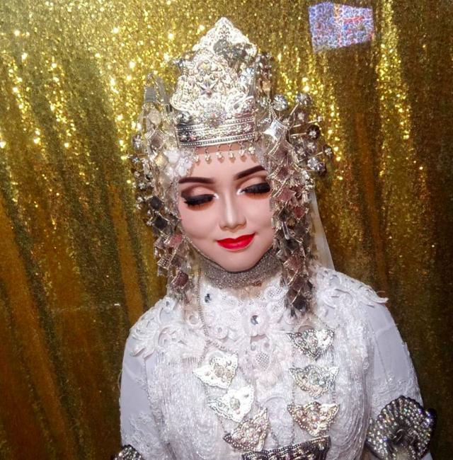 這名黑肉底新娘堅持扮芭比娃娃… 完妝後「超扯成果」大家都認不出：新郎傻眼！