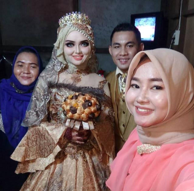 這名黑肉底新娘堅持扮芭比娃娃… 完妝後「超扯成果」大家都認不出：新郎傻眼！