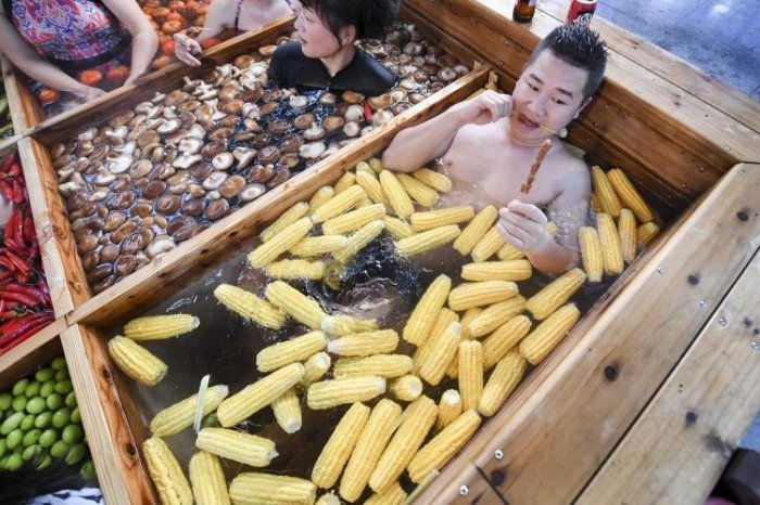 原來酒池肉林都是真的!正妹泡入超奢侈火鍋大口吃肉!網反罵爆:噁心死了