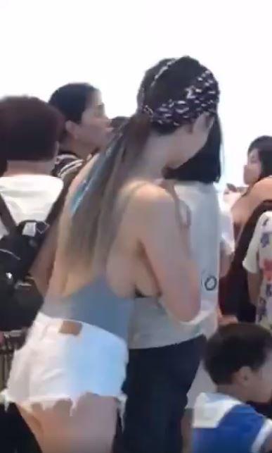 情侶逛百貨…她讓眾男喊忌妒!一抬手「地表最猛大亮點」 網狂暴動:別人的女友(影)