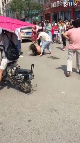 搶人老公下場太慘！「貌美小三1打5」衣不蔽體… 脫到光光！圍起路人牆：不忍直視(影)