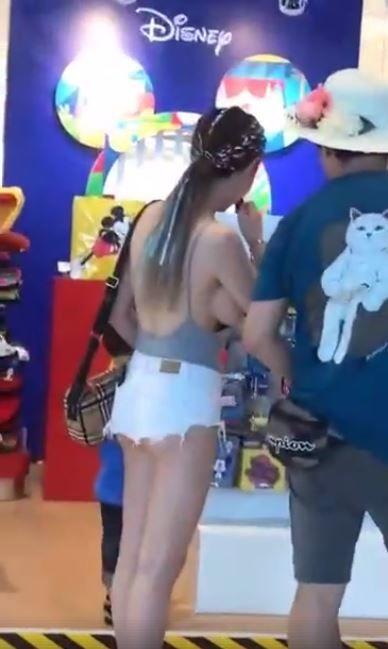 情侶逛百貨…她讓眾男喊忌妒!一抬手「地表最猛大亮點」 網狂暴動:別人的女友(影)