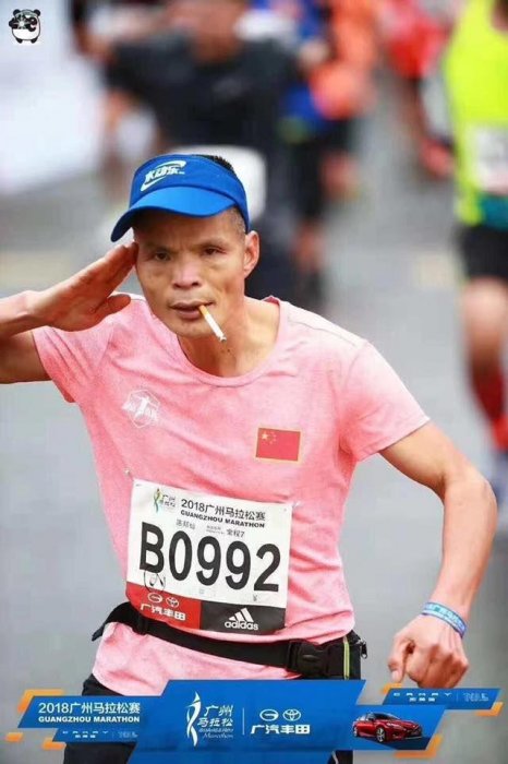 神人「仙哥」轟動廣州!全程叼菸跑全馬「3小時41分完賽」網跪:不管抽什麼都來一點
