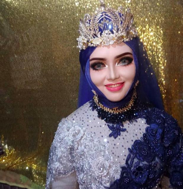 這名黑肉底新娘堅持扮芭比娃娃… 完妝後「超扯成果」大家都認不出：新郎傻眼！