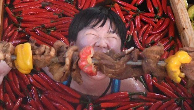 原來酒池肉林都是真的!正妹泡入超奢侈火鍋大口吃肉!網反罵爆:噁心死了