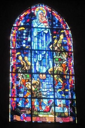 超神演技！二戰傘兵降落卡屋頂...「裝死」騙敵軍一掛75年！網：太會演還是太好騙...