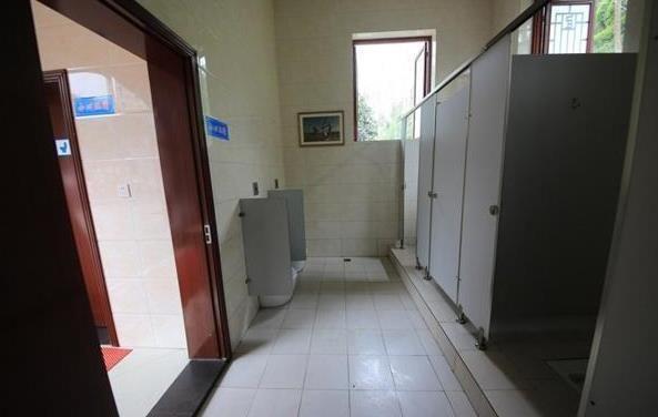 真的受不了了！垃圾桶上驚見「沉睡小五郎」神情超痛苦...網紛紛同情：至少還有理智