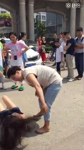 搶人老公下場太慘！「貌美小三1打5」衣不蔽體… 脫到光光！圍起路人牆：不忍直視(影)