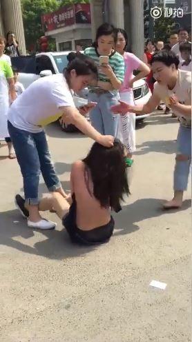 搶人老公下場太慘！「貌美小三1打5」衣不蔽體… 脫到光光！圍起路人牆：不忍直視(影)