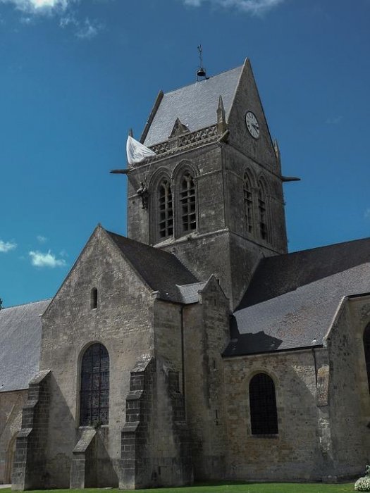 超神演技！二戰傘兵降落卡屋頂...「裝死」騙敵軍一掛75年！網：太會演還是太好騙...