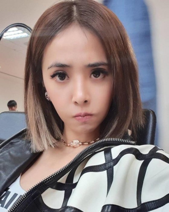 後照鏡太髒該洗！「廢版小蔡依林」po機車照...驚見「鏡中有座山」網暴動：太兇惹