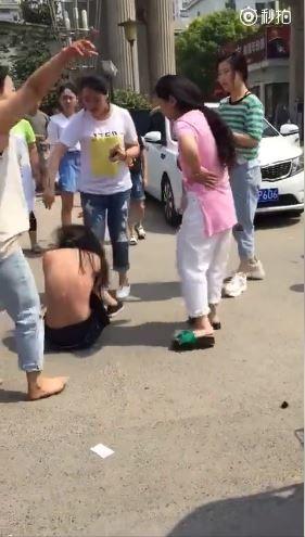 搶人老公下場太慘！「貌美小三1打5」衣不蔽體… 脫到光光！圍起路人牆：不忍直視(影)