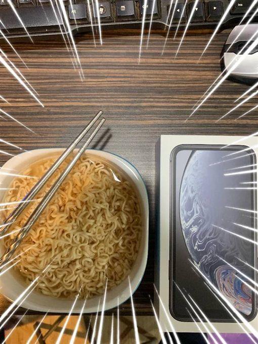 忠實果粉!新機入手爽歪歪...他曝「買完哀鳳第一餐」讓網全看哭了:腎還在就好XD