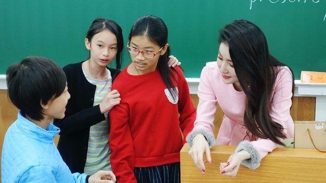 補習班英文老師「天菜顏值+精美板書超開掛」ptt表特版全炸鍋：這傳送門必須開起來