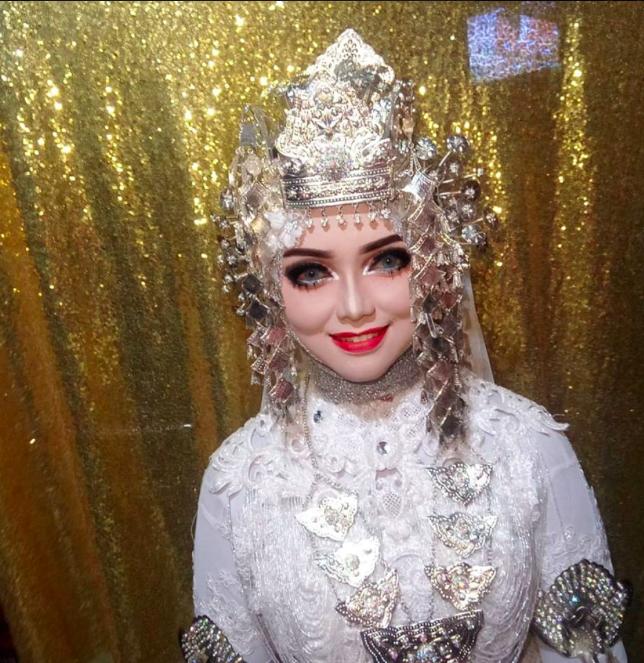 這名黑肉底新娘堅持扮芭比娃娃… 完妝後「超扯成果」大家都認不出：新郎傻眼！