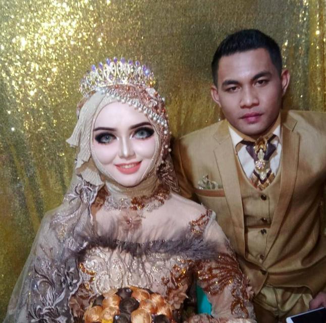 這名黑肉底新娘堅持扮芭比娃娃… 完妝後「超扯成果」大家都認不出：新郎傻眼！