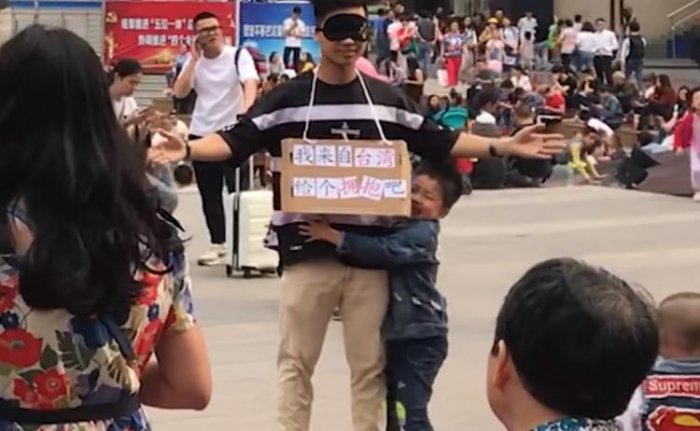 不要命社會實驗？中國街頭舉牌「來自台灣」求擁抱！人牆包圍驚動警方…下場讓人超震驚