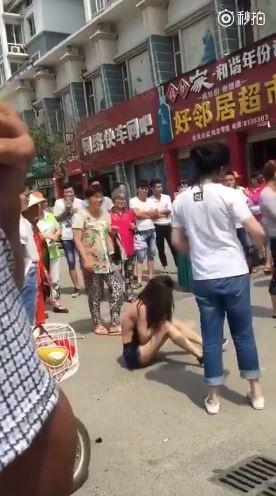 搶人老公下場太慘！「貌美小三1打5」衣不蔽體… 脫到光光！圍起路人牆：不忍直視(影)