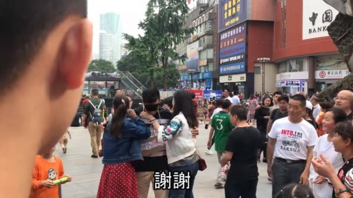不要命社會實驗？中國街頭舉牌「來自台灣」求擁抱！人牆包圍驚動警方…下場讓人超震驚