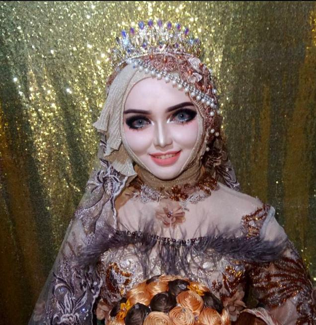 這名黑肉底新娘堅持扮芭比娃娃… 完妝後「超扯成果」大家都認不出：新郎傻眼！