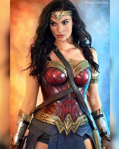 易容術4ni？超神還原coser總結年度最佳裝扮 最後竟讓網友選擇跪著看：到底怎麼辦到的